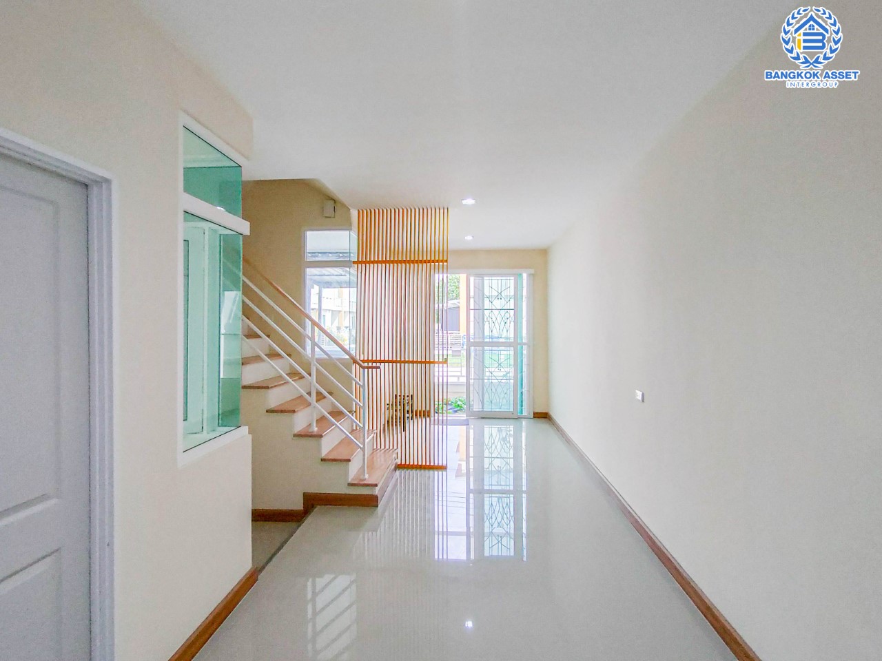 ทาวน์เฮ้าส์มือสองย่านนนทบุรี ม.โกลเด้นทาวน์ ชัยพฤกษ์-วงแหวน บนเนื้อที่ 16.5 ตร.ว. ฟังก์ชัน 2 ห้องนอน 2 ห้องน้ำ 1 ที่จอดรถ ต่อเติมหลังคาโรงรถพร้อม ทำเลเชื่อมต่อถ.บางกรวย-ไทรน้อย, ถ.กาญจนาภิเษก, ถ.ชัยพฤกษ์ ใกล้เซ็นทรัลเวสต์เกต